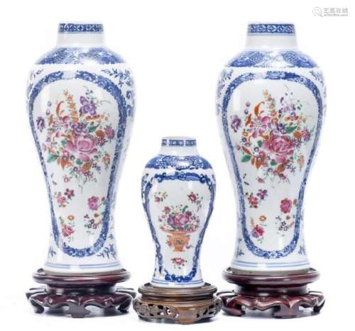 Trois vases en porcelaine de Chine de la Compagnie de