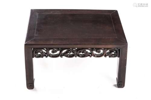 Table basse de Chine en bois de fer. XIXe.