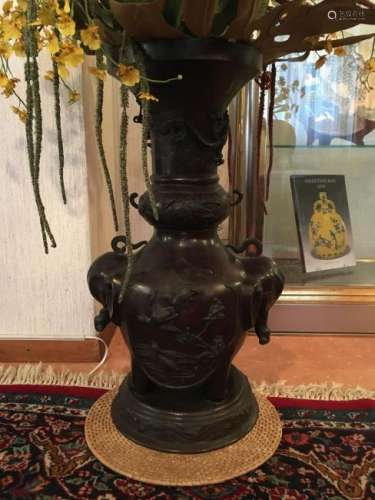 Vase cornet en bronze à panse à deux têtes d'éléphant