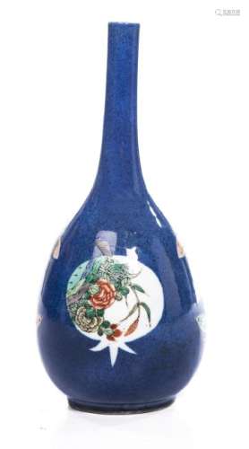 Vase en porcelaine à décor en famille verte sur fond