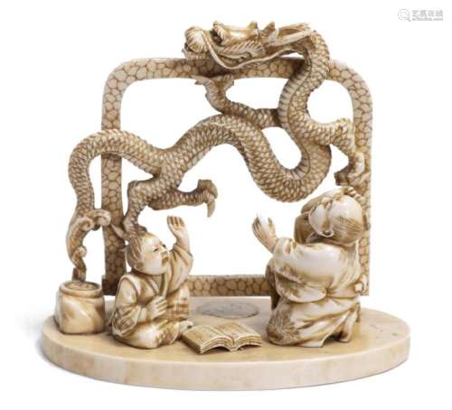 Okimono en ivoire représentant un dragon en vol et deux