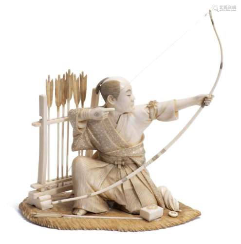 Okimono en ivoire représentant un archer agenouillé