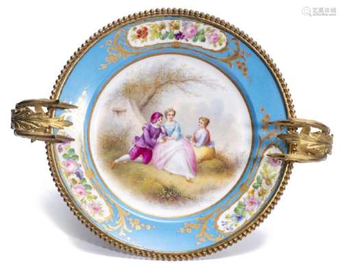 Plat en porcelaine de Sèvres à décor romantique