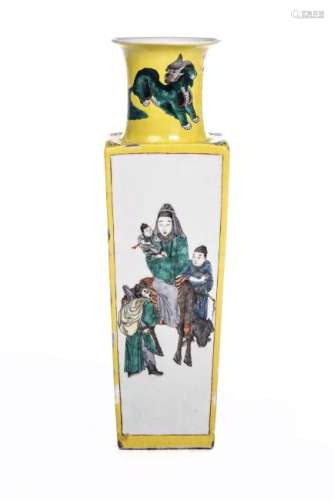 Vase carré en porcelaine de Chine à décor en famille