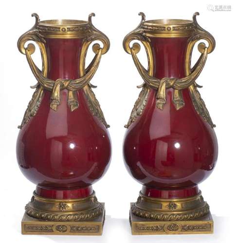 Paire de vases rouges sang de bÂuf Ã  monture en