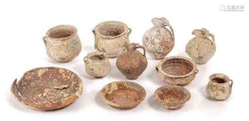 Ensemble de 11 récipients de poteries archéologique en
