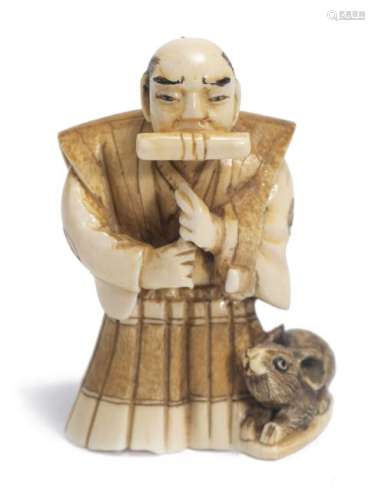 Netsuke en ivoire représentant un samouraï accompagné