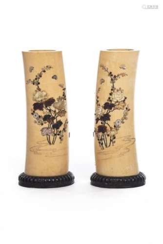 Importante paire de vases en ivoire à décor Shibayama