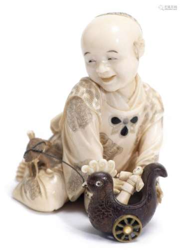 Okimono en ivoire représentant un enfant souriant et