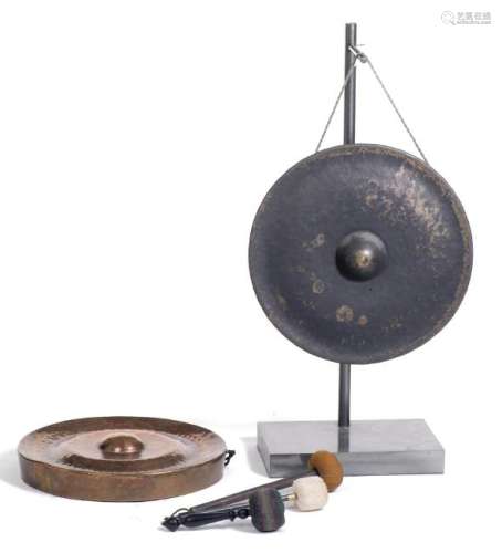 2 gongs chinois avec 1 support métallique moderne