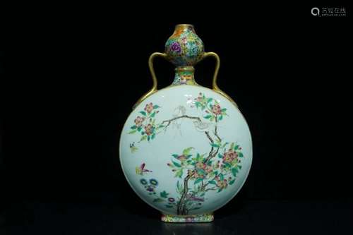 An Exquisite Famille Rose Porcelain Vase