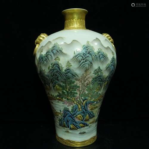 An Exquisite Famille Rose Porcelain Vase