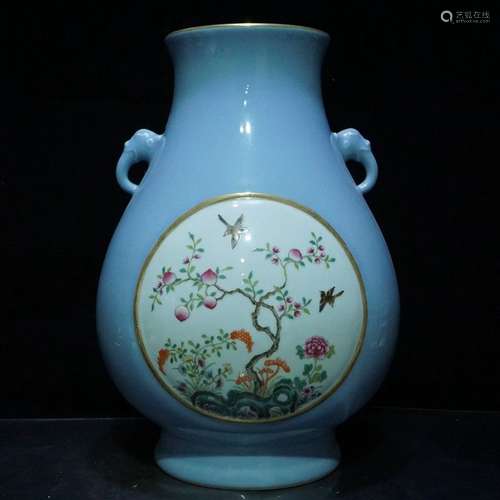 An Exquisite Famille Rose Porcelain Vase