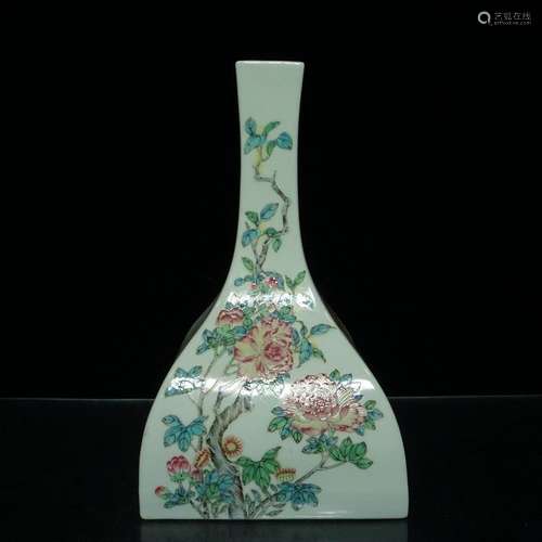 A Magnificent Famille Rose Porcelain Vase