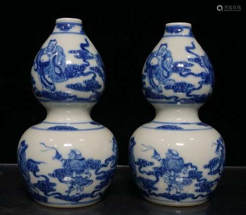 A Pair of Blue and White Porcelain Vases