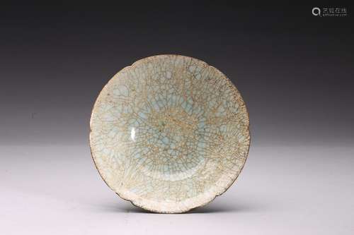 A CELADON GLAZE CRACKLE PATTERN BOWL