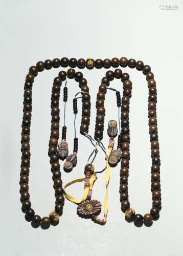 A GOLD-BEAD INLAID AGARWOOD COURT NECKLACE