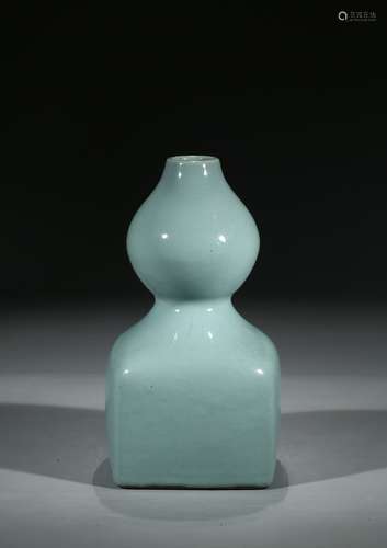 A SKY BLUE GLAZED DOUBLE GOURD VASE