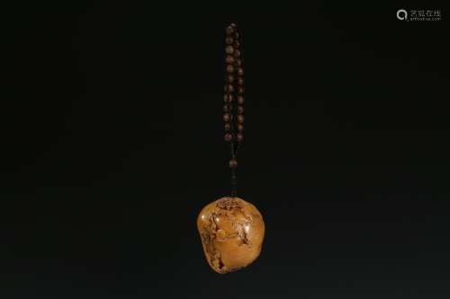 A NATURALISTIC TIANHUANG CARVED PENDANT