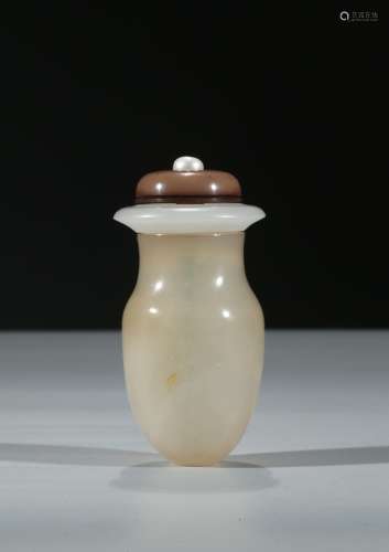 AN AGATE GOURD CRICKET CAGE-FORM SNUFF BOTTLE