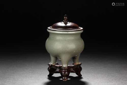 A CELADON TRIPOD CENSER WITH COVER