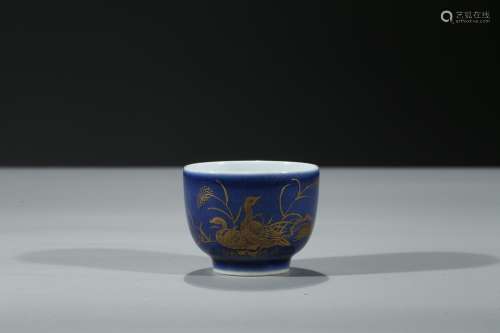 A GILT-DECORATED BLUE GLAZE 'GEESE' CUP