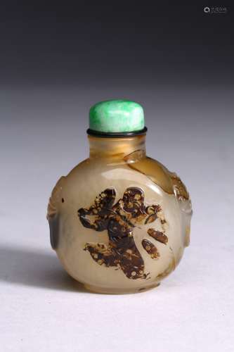 AN AGATE CARVED 'LIU HAI AND TOAD' SNUFF BOTTLE