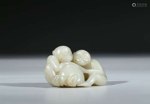 A WHITE JADE CARVING OF MONKEYS AND PEACH