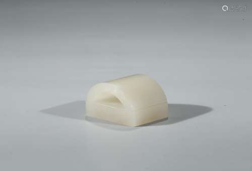 A WHITE JADE ARCHED SEAL
