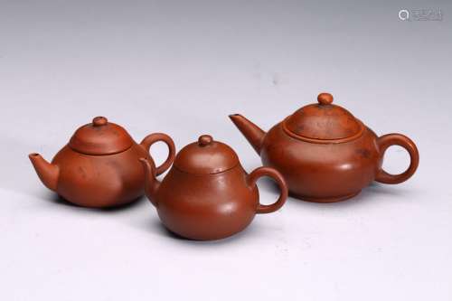 A GROUP OF THREE YIXING CLAY TEAPOTS