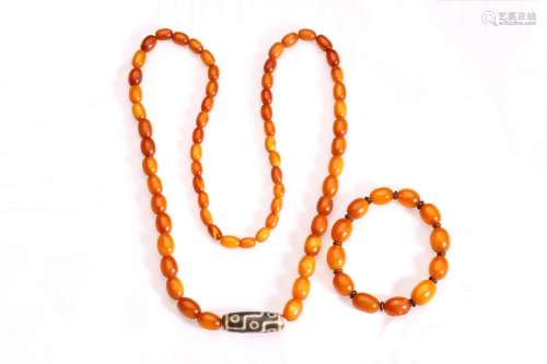 A GROUP OF TWO AMBER DZI NECKLACE AND BRACELET