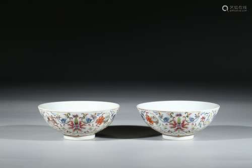 A PAIR OF FAMILLE ROSE 'EIGHT MOTIF' BOWLS