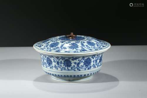 A BLUE AND WHITE 'LOTUS' BOWL AND COVER