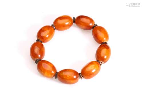 A NATURAL AMBER BEAD BRACELET