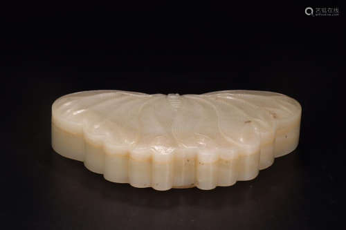 A HETIAN JADE BOX WITH BUTTERFLY SHAPED