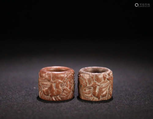 A PAIR OF OLD CHENXIANG WOOD CAVED THUMB RING