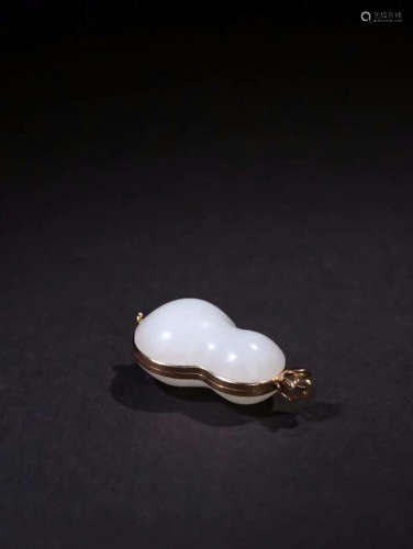 A HETIAN JADE GOURD SHAPE PENDANT SURROUNDED BY 18K GOLD FRAME