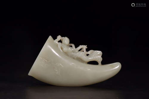 A HETIAN JADE ORNAMENT WITH A HORN SHAPED