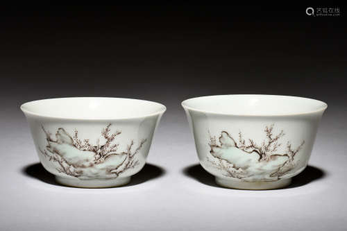 PAIR OF FAMILLE ROSE 'PEOPLE' CUPS
