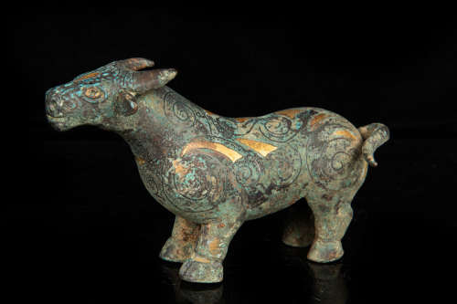 ARCHAIC BRONZE INLAID GILT AND SILVER 'WATER BUFFALO' FIGURE
