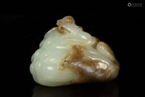 JADE CARVED 'FROG AND LOTUS POD' FIGURE