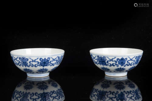 PAIR OF BLUE AND WHITE 'EIGHT TREASURES' BOWLS