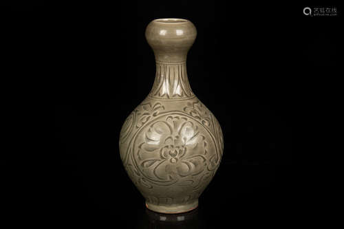 YAOZHOU WARE CARVED 'FLOWERS' GARLIC HEAD VASE