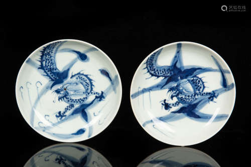 PAIR OF BLUE AND WHITE 'DRAGONS' DISHES
