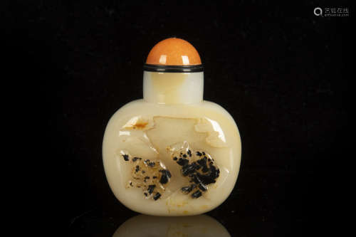 AGATE CLEVERLY CARVED 'MONKEY AND DOG' SNUFF BOTTLE