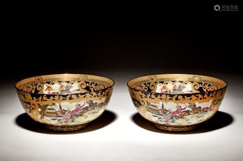 PAIR OF FAMILLE ROSE EXPORT 'WESTERNERS' BOWLS