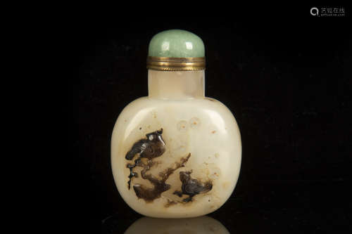 AGATE CLEVERLY CARVED 'FLOWERS AND BIRDS' SNUFF BOTTLE