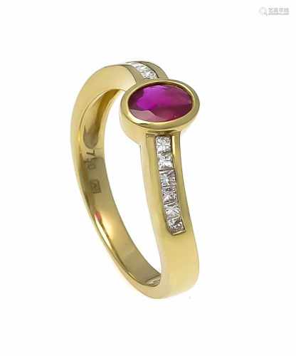Rubin-Diamant-Ring GG 750/000 mit einem oval fac. Rubin 6 x 4,3 mm in guter Farbe undDiamant-Carrés,