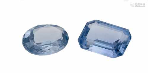 2 blaue Steine, zus. 47 ct, im Smaragd- und im Ovalschliff fac., 21,0 x 15,0 x 8,5 und20,1 x 15,1