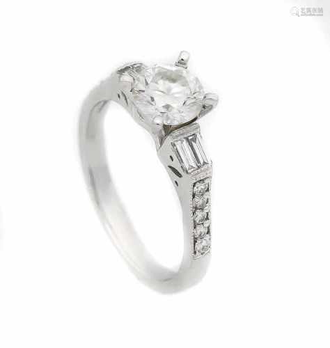 Brillant-Ring WG 750/000 mit einem Brillanten 1,0 ct l.get.W/SI, 4 Diamant-Baguettes und10